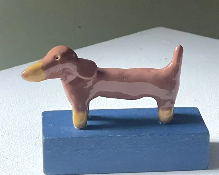 Kiki Demelinne, Teckel choco klein, 45 euro, Ceramic on toy building block, 6x8x3 cm