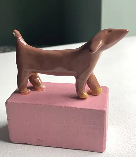Kiki Demelinne, Teckel op roze, 50 euro, Ceramic on toy building block, 9x9x3 cm