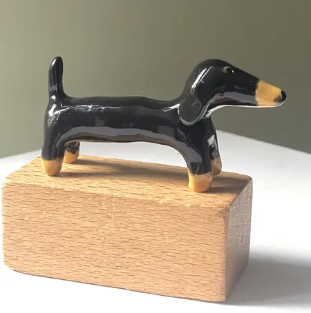 Kiki Demelinne, Teckel zwart, 50 euro, Ceramic on toy building block, 8x10x5 cm