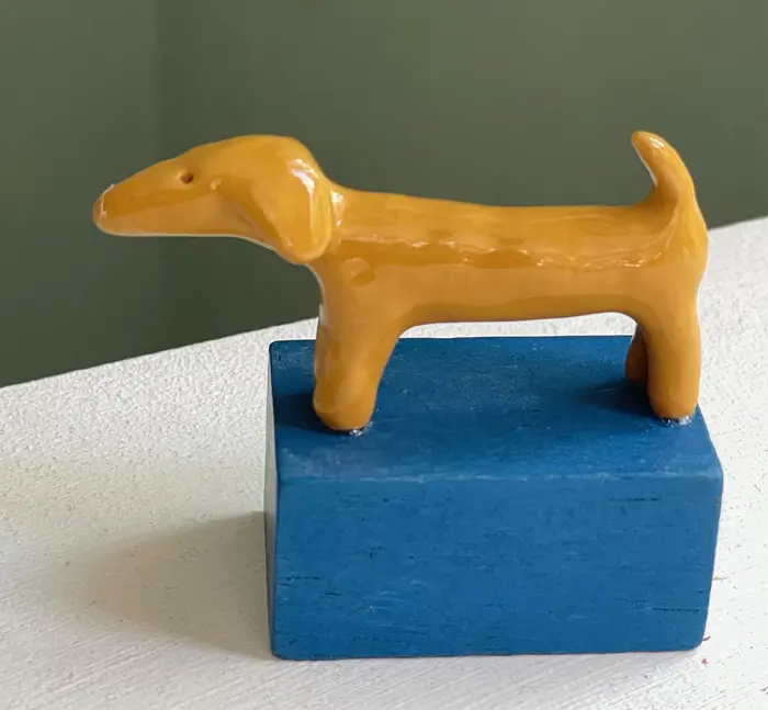 Kiki Demelinne, Teckel, 50 euro, Ceramic on toy building block, 5 cm