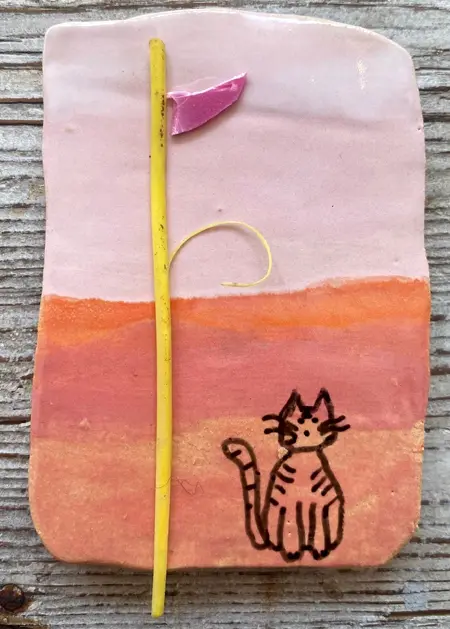 Kiki Demelinne, Tegelschilderij 1: Poes, 90 euro, Ceramic with beachcombed plastic, 10x7x2 cm