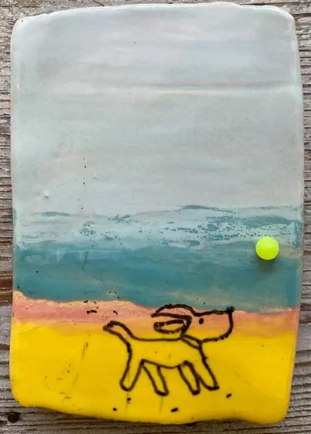 Kiki Demelinne, Tegelschilderij 3: Hond, 90 euro, Ceramic with beachcombed plastic, 12x8x2 cm