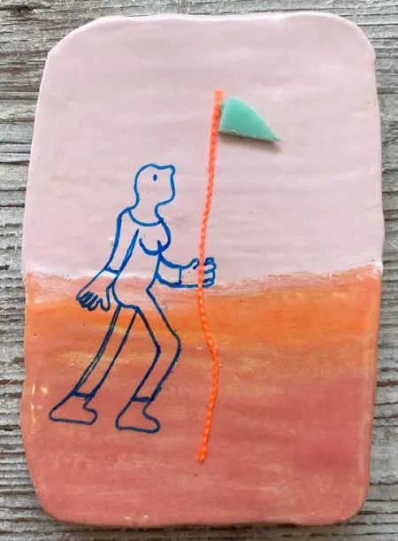 Kiki Demelinne, Tegelschilderij 4: Vrouw met vlag, 100 euro, Ceramic with beachcombed plastic, 12x9x2