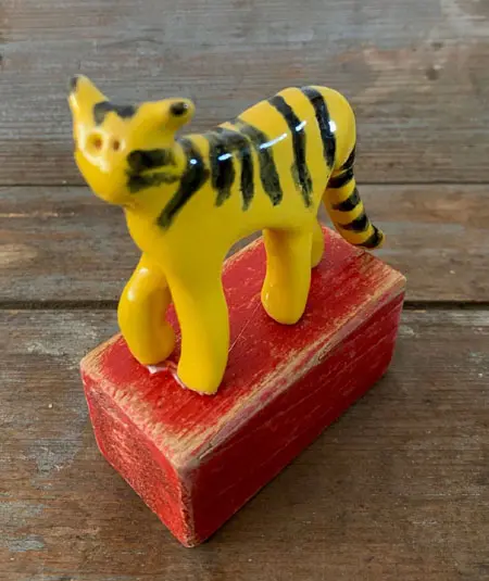 Kiki Demelinne, Tijger, 50 euro, Ceramic on toy building block, 7x10x4 cm