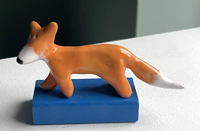 Kiki Demelinne, Vos op blauw blok, 50 euro, Ceramic on toy building block, 10x4x4 cm