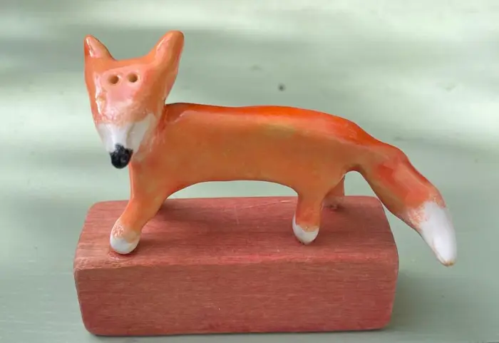 Kiki Demelinne, Vosje, 50 euro, Ceramic on toy block, 7 cm