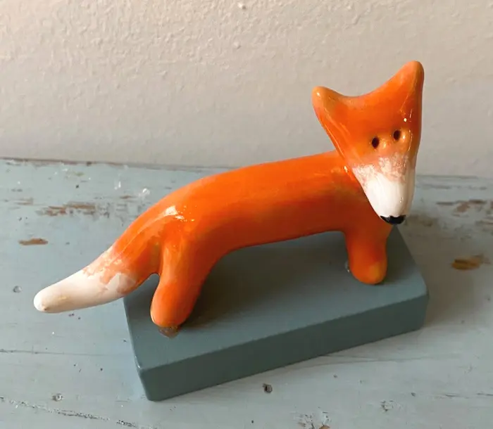 Kiki Demelinne, Vosje op grijs blok, 50 euro, Ceramic on toy block, 9 cm
