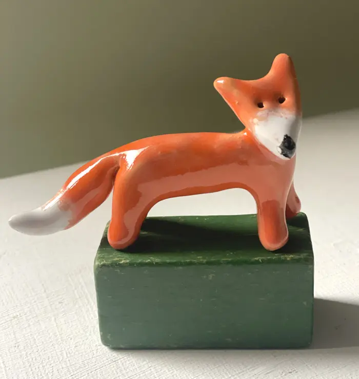 Kiki Demelinne, Vosje op groen, 50 euro, Ceramic on toy building block, 8 cm