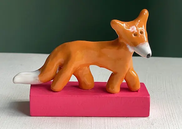 Kiki Demelinne, Vosje roze, 50 euro, 7x9 cm, Ceramic, 7x9 cm