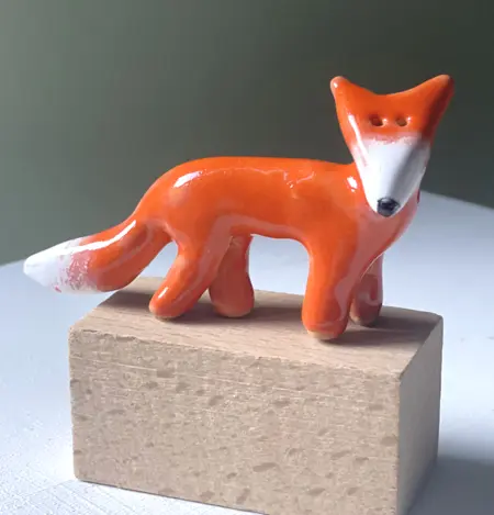 Kiki Demelinne, Vosje, 50 euro, Ceramic on toy building block, 9x9x4 cm