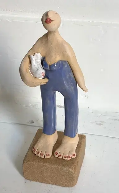 Kiki Demelinne, Vrouw blauw met konijn, 90 euro, Ceramic, 17 cm