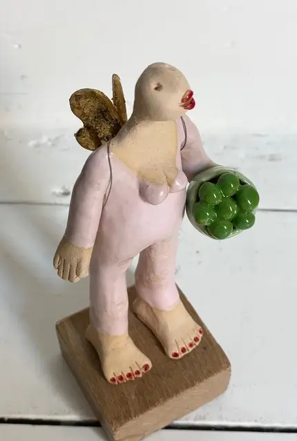 Kiki Demelinne, Vrouw engel roze met groene dingetjes, 90 euro, Ceramic, 17 cm