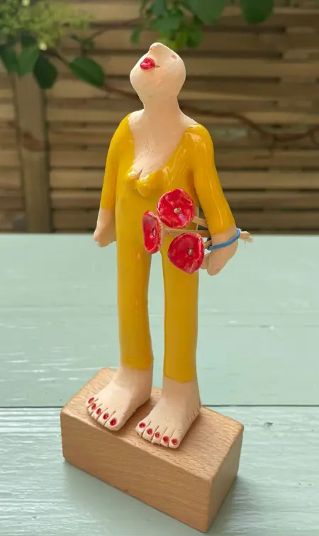Kiki Demelinne, Vrouw geel met bloemen, 100 euro, Ceramic, 8x21x7 cm