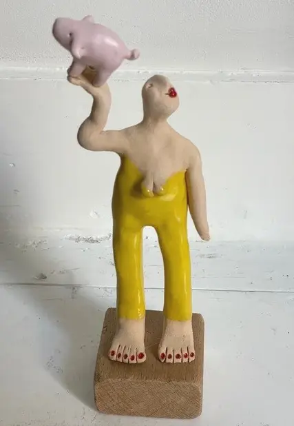 Kiki Demelinne, Vrouw geel met varkentje, 90 euro, Ceramic, 17 cm