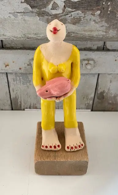 Kiki Demelinne, Vrouw geel met varkentje, 90 euro, Ceramic, 17 cm