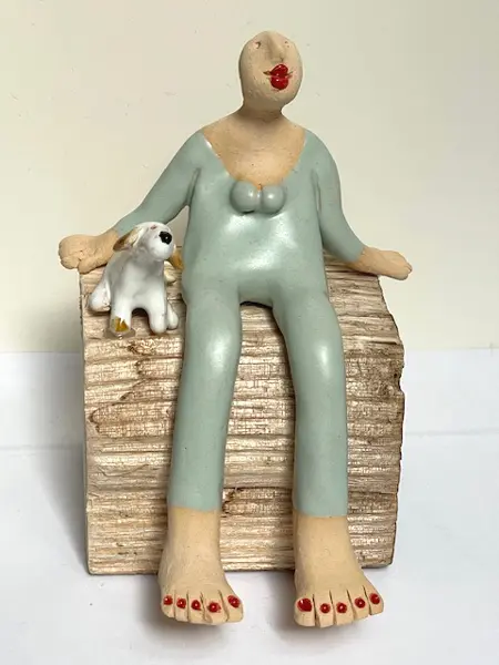 Kiki Demelinne, Vrouw met hond op hout, 150 euro, Ceramic on old wood, 15x10x11 cm