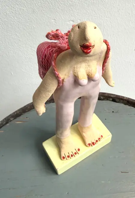 Kiki Demelinne, Vrouw met rugzakje, 105 euro, Ceramic, 19 cm
