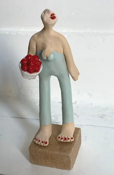 Kiki Demelinne, Vrouw met schaal rode dingetjes, 100 euro, Ceramic, 20 cm