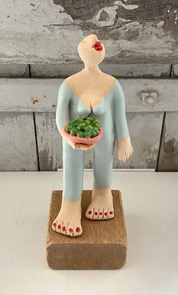 Kiki Demelinne, Vrouw mint met groene dingetjes, 90 euro, Ceramic, 17 cm