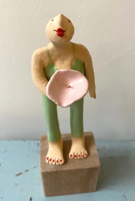 Kiki Demelinne, Vrouw pistache met bloem, 105 euro, Ceramic, 21 cm