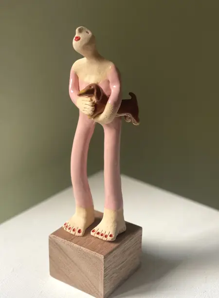 Kiki Demelinne, Vrouw roze met teckel, 125 euro, Ceramic, 23 cm