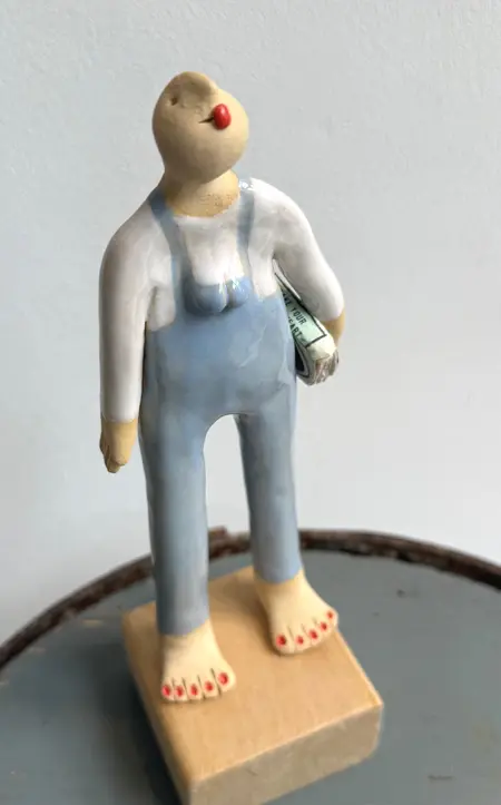 Kiki Demelinne, Vrouwtje met tuinbroek en boek, 140 euro, Ceramic, 23x8x7 cm