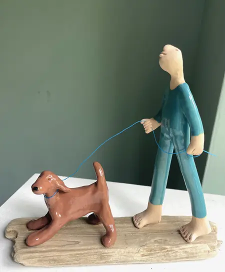 Kiki Demelinne, Wandeling met hond, 200 euro, Ceramic on driftwood, 19x7 cm