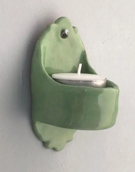 Kiki Demelinne, Wandlichtje groen, 32 euro, Ceramic, 12x5x6 cm (ook in geel, aqua, mint, roze, pistache en wit)
