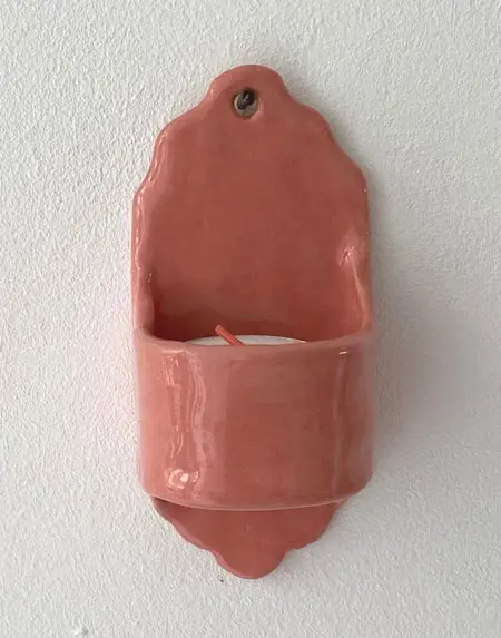 Kiki Demelinne, Wandlichtje roze, 32 euro, Ceramic, 12x5x6 cm (ook in groen, geel, aqua, mint, roze, pistache en wit)