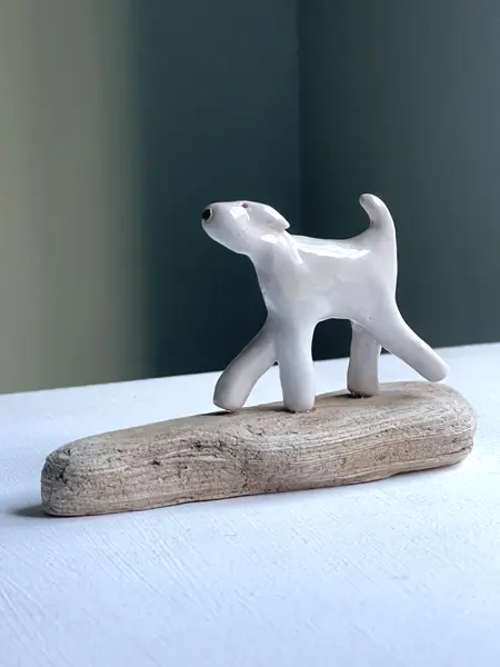 Kiki Demelinne, Wit hondje op gejut hout, 60 euro, Ceramic on driftwood, 8x12x4 cm