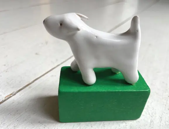 Kiki Demelinne, Wit hondje, 50 euro, Ceramic, 8x8x3 cm