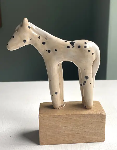 Kiki Demelinne, Wit paard, 65 euro, Ceramic on toy building block, 14x10x4 cm