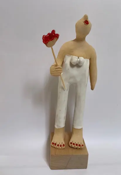 Kiki Demelinne, Wit vrouwtje met rode bloem, 100 euro, Ceramic and found wood, 21x10x9 cm