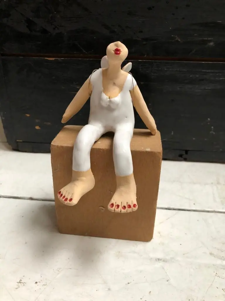 Kiki Demelinne, Zittende engel, 95 euro, Ceramic and gold leaf, 12 cm