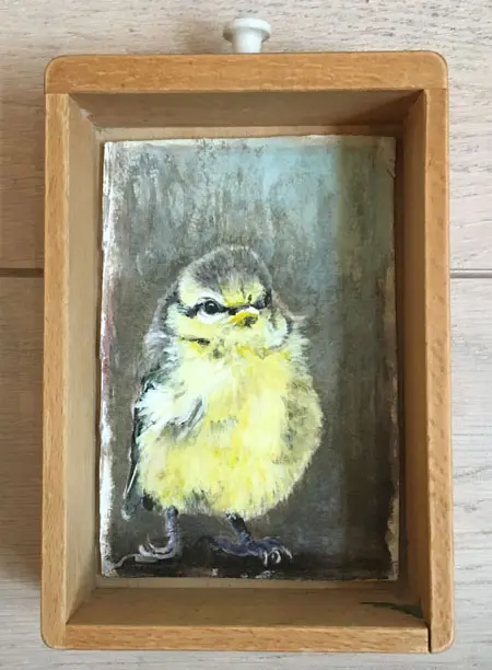 Liesbet Milort, Pimpelmees in laatje, Acrylic on cardboard in small drawer, 15x10x3 cm, €.125,-