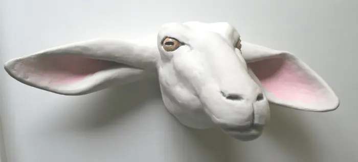 Liesbet Milort, Schapenkop beschilderd, Hars - gezendstraald en kan buiten (in oplage van 25), 40x20x20 cm, €.250,-