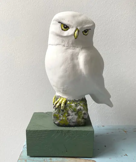 Liesbet Milort, Uiltje, hars, 24x12x15 cm, €.145,-