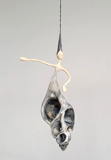 Linda Groen, Grey Lady, 120 euro, Mixed media with shell (optionally in a glass vase), +/- 15 cm (in a vase of 30x16 cm)
