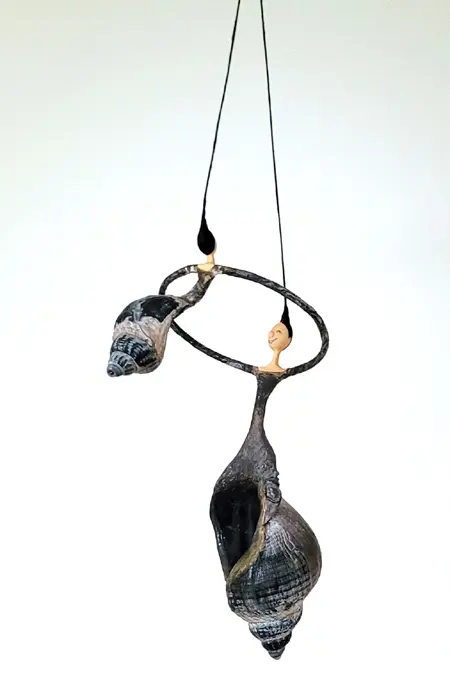 Linda Groen, Moeder en kind - circel, 200 euro, Mixed media with shells, 20x8 in a vase of 30x16 cm
