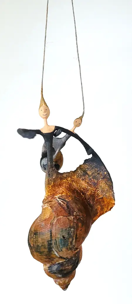 Linda Groen, Moeder en Kind roodbruin, 200 euro, Mixed media with shells (hanging object), 16x10x11 cm (kan in glazen vaas)