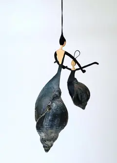 Linda Groen, Moeder en kind, 200 euro, Mixed media with whelk shell, 16x10x8 cm
