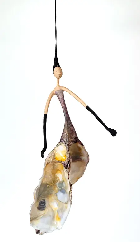 Linda Groen, Oestervrouw, 200 euro, Mixed media with shells (hanging object), 23x12 cm (kan in glazen vaas)