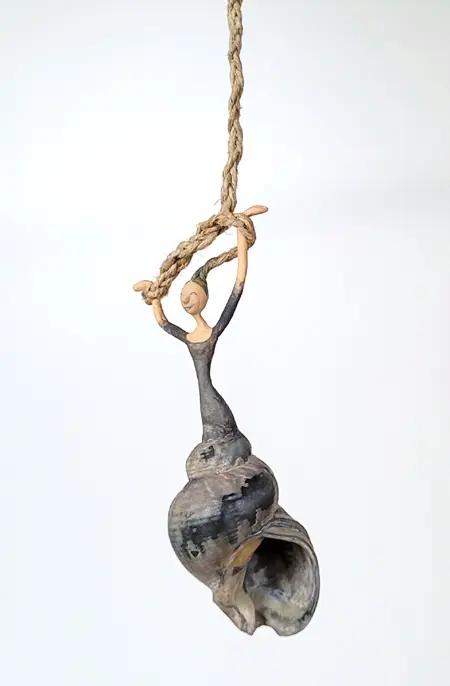 Linda Groen, Rapunzel dikke vlecht, 120 euro, Mixed media with shells (hanging object), 12x16 cm (kan in glazen vaas)