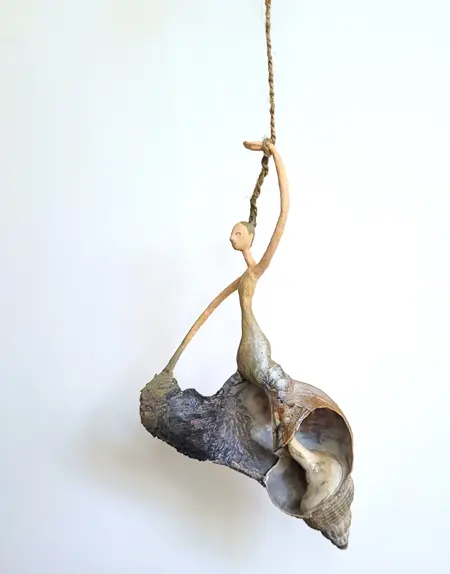 Linda Groen, Rapunzel dunne vlecht, 150 euro, Mixed media with shells (hanging object), 14x18 cm (kan in glazen vaas)