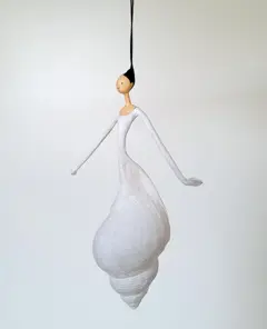 Linda Groen, Snowdrop, 150 euro, Mixed media with whelk shell, 14x12x4 cm