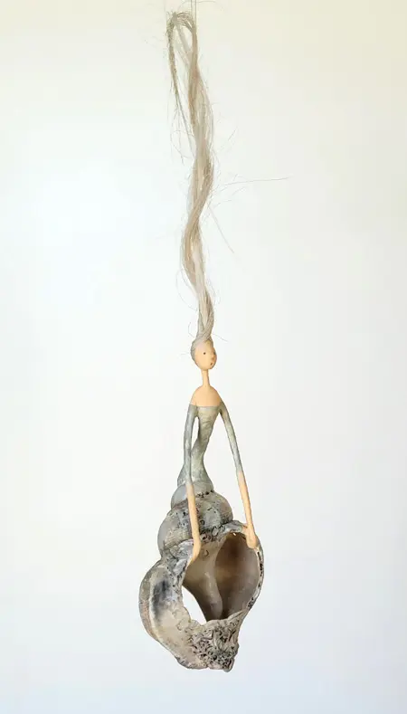 Linda Groen, The Bride, 150 euro, Mixed media with shells and wool from sheep in the dunes (hanging object), 25x6 cm (kan in glazen vaas)