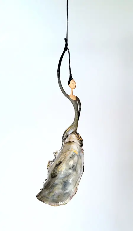 Linda Groen, The Flamboyante Oestervrouw, 175 euro, Mixed media with shells (hanging object), 30x6 cm