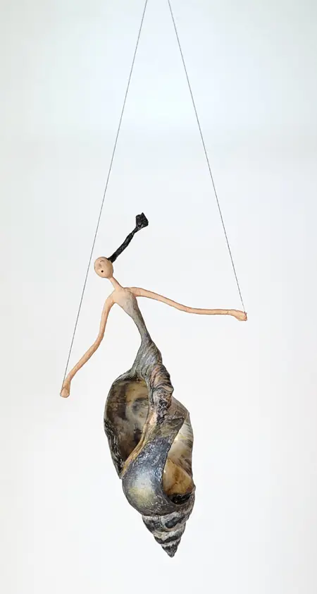 Linda Groen, The Swing, 150 euro, Mixed media with shells (hanging object), 18x10 cm (kan in glazen vaas)