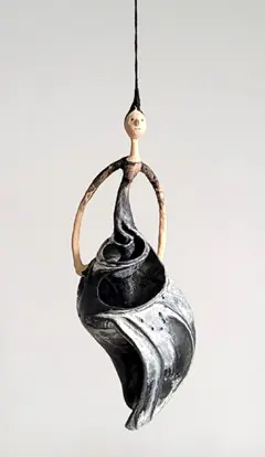 Linda Groen, Tiny, 120 euro, Mixed media with shell (optionally in a glass vase), +/- 15 cm (in a vase of 30x16 cm)