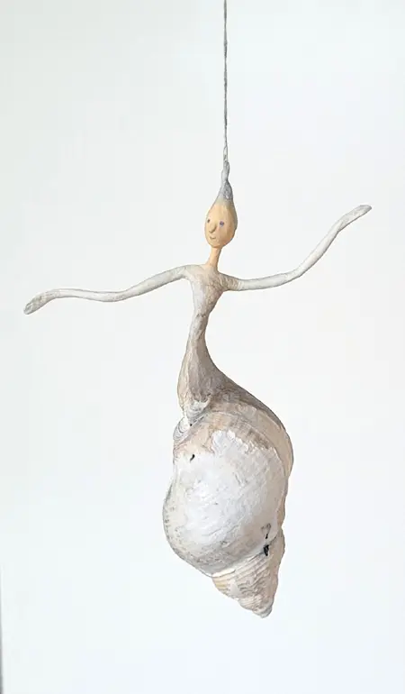 Linda Groen, White Lady, 120 euro, Mixed media with white shell (optionally in a glass vase), +/- 15 cm (in a vase of 30x16 cm)